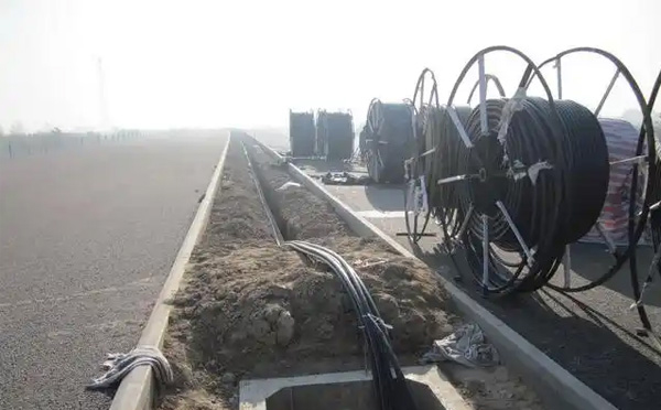 甘南光缆施工如何应对复杂地形布线难题？